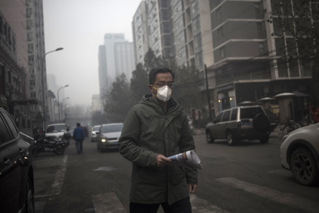 A man wears a mask on a polluted day in Beijing. (AFP Photo) A man wears a mask on a polluted day in Beijing. (AFP Photo)