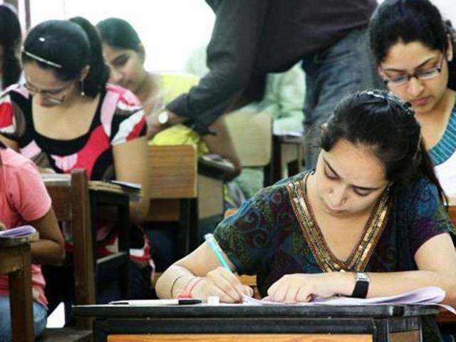 The Punjab education department has decided that each candidate would be provided a pen along with the question paper. The decision has been taken to check cheating.(HT Photo)