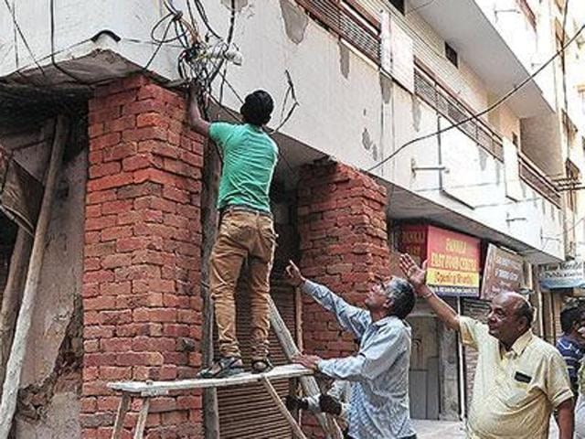 Rupinder Singh (27), whose family has been in the business of painting and plumbing in Chandigarh, SAS Nagar and Panchkula, says with the coming of contractors and builders, they have been left out of work. (HT Photo) Rupinder Singh (27), whose family has been in the business of painting and plumbing in Chandigarh, SAS Nagar and Panchkula, says with the coming of contractors and builders, they have been left out of work. (HT Photo)
