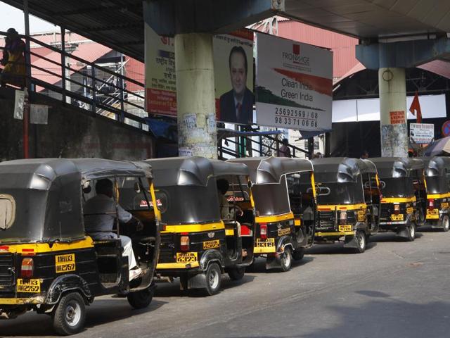 Commuters feel the share-an-auto service should be segregated depending on the destinations, to free the entry to the station gate.(Arijit Sen/HT photo)