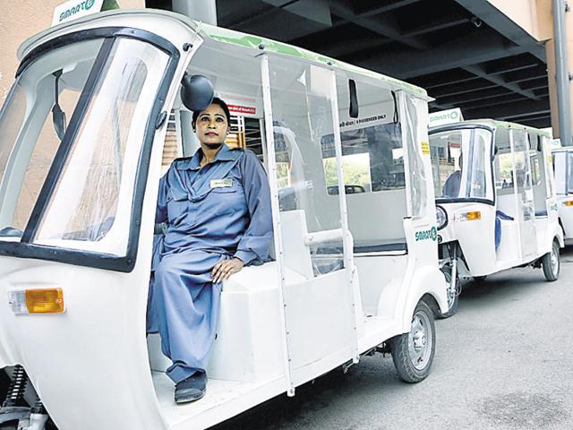 Smart e-rickshaws were first launched at the Madipur Metro station in Paschim Vihar, New Delhi, in October with a batch of 30 all-women drivers.(PHOTO FOR REPRESENTATION/HT PHOTO)