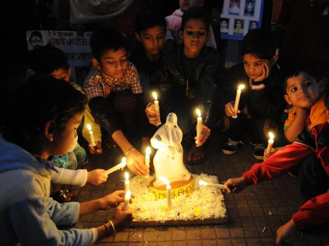 People pay tributes to Bhopal gas victims on the occasion of 31st anniversary of the tragedy in Bhopal. (Praveen Bajpai/HT photo) People pay tributes to Bhopal gas victims on the occasion of 31st anniversary of the tragedy in Bhopal. (Praveen Bajpai/HT photo)