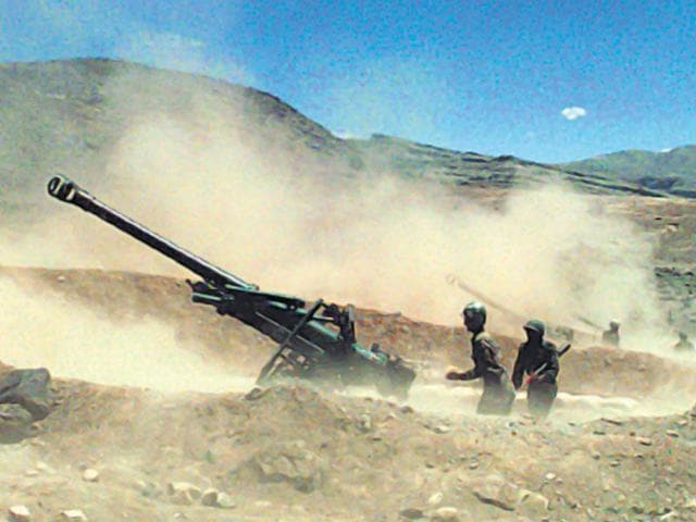 Indian artillery units pound enemy positions at the height of Kargil war. (Pradeep Bhatia/HT file photo)