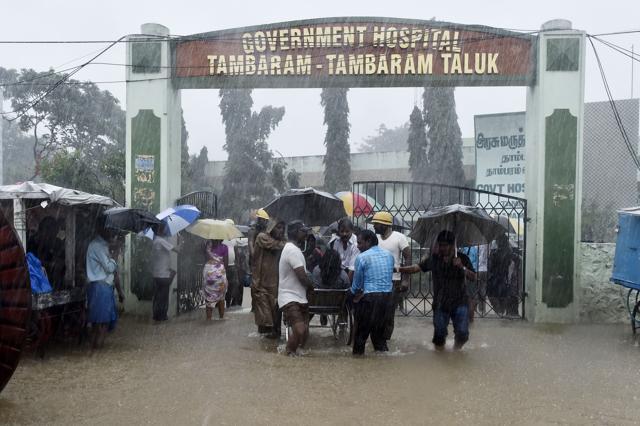 Patients being shifted out of the government hospital in Tamabaram. ( HT Photo) Patients being shifted out of the government hospital in Tamabaram. ( HT Photo)