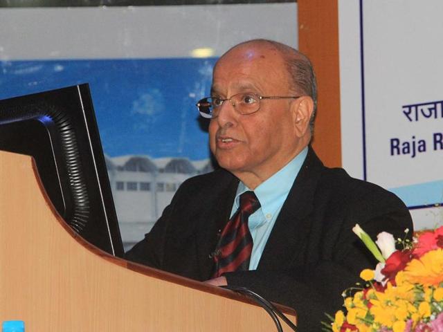 Former ISRO chief K Kasturirangan addressing a symposium on laser technology in Indore on Wednesday.(Shankar Mourya/HT photo)
