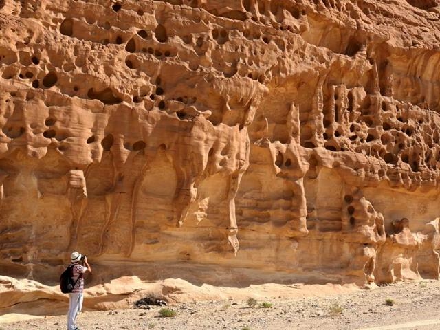 A hiker takes a photo at the White Canyon area in South Sinai, Egypt, November 20, 2015.  (REUTERS) 