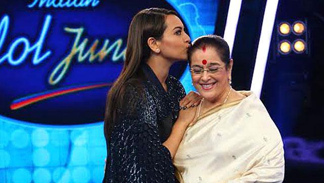 Sonakshi Sinha kisses her mom Poonam Sinha fondly on the sets of Indian Idol Junior. (PTI) Sonakshi Sinha kisses her mom Poonam Sinha fondly on the sets of Indian Idol Junior. (PTI)