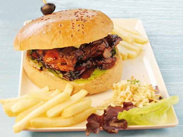 Heading to Pune for the NH7 Weekender? These handpicked eateries and watering holes are great alternatives to the festival food stalls Heading to Pune for the NH7 Weekender? These handpicked eateries and watering holes are great alternatives to the festival food stalls
