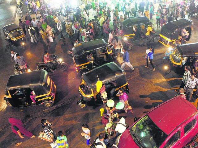 Civic and transport authorities need to join hands to manage the area surrounding Ghatkopar station.(Arijit Sen/HT photo)