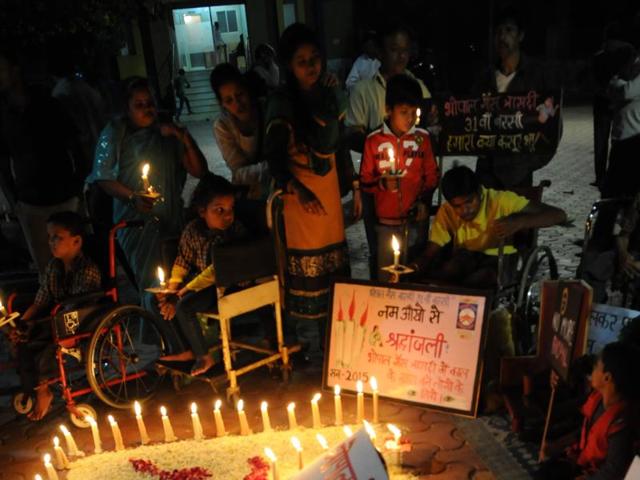 Gas Peedit Nirashrit pensioners demonstrate at Neelam Park, in Bhopal on Wednesday.(Praveen Bajpai/HT photo)