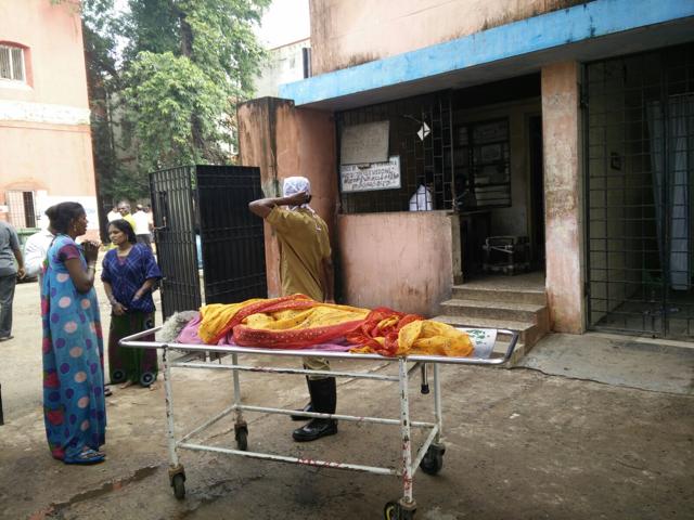 Turning an already morbid situation worse were allegations that some hospitals were charging steep fees to release the bodies. (HT Photo)