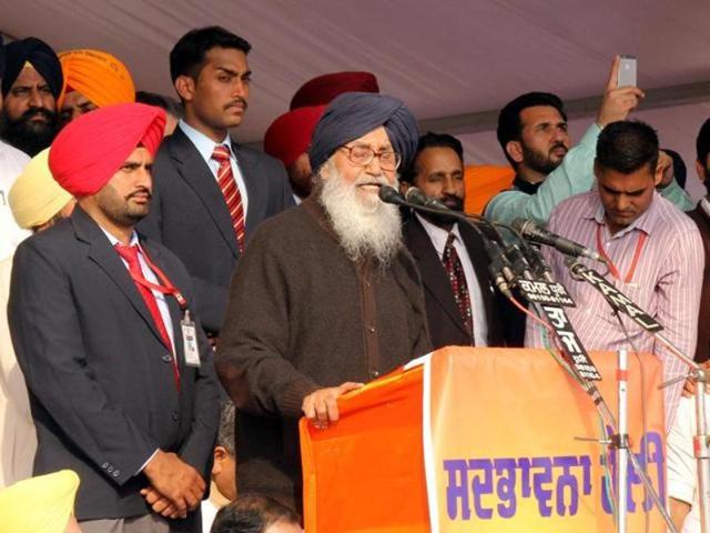 Punjab deputy chief minister Sukhbir Badal, chief minister Parkash Singh Badal, state BJP chief Kamal Sharma, MLA Manoranjan Kalia and Bholath MLA Bibi Jagir Kaur during Sadbhavna Rally in Nakodar on Friday.(Pardeep Pandit/HT Photo)