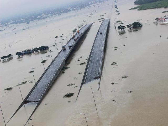 An aerial view of the submerged Chennai airport taken from an Indian Air Force helicopter when the rain briefly abated on Thursday. (AFP photo/PIB) An aerial view of the submerged Chennai airport taken from an Indian Air Force helicopter when the rain briefly abated on Thursday. (AFP photo/PIB)