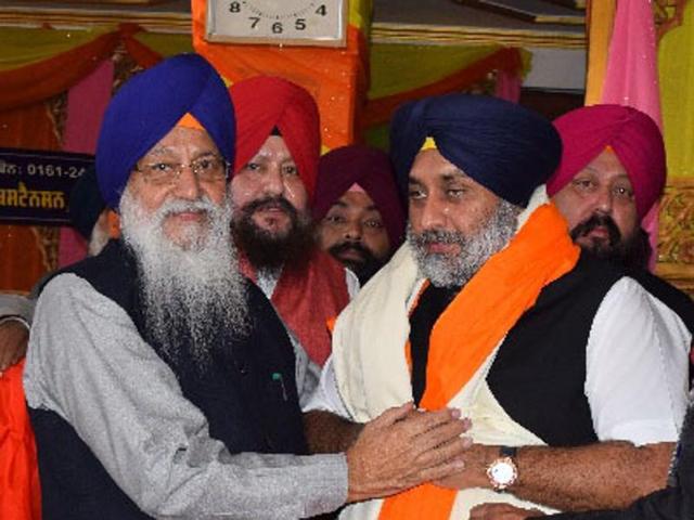 Deputy chief minister Sukhbir Singh Badal being welcomed by SGPC chief Avtar Singh Makkar in Ludhiana on Friday.(HT Photo)