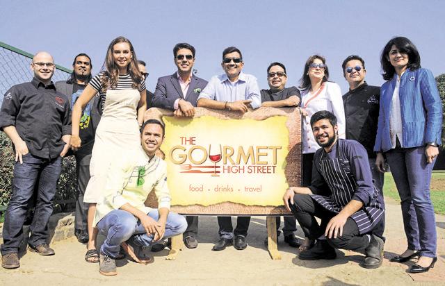 (From right) Chef Swati Jain, Vicky Ratnani, Amrita Raichand, Manish Mehrotra, Sanjeev Kapoor, Ranveer Brar, Sarah Todd and Diego Martinelli. (Seated from left) Saransh Goila and Tanveer Kwatra. (Parveen Kumar/HT Photo)