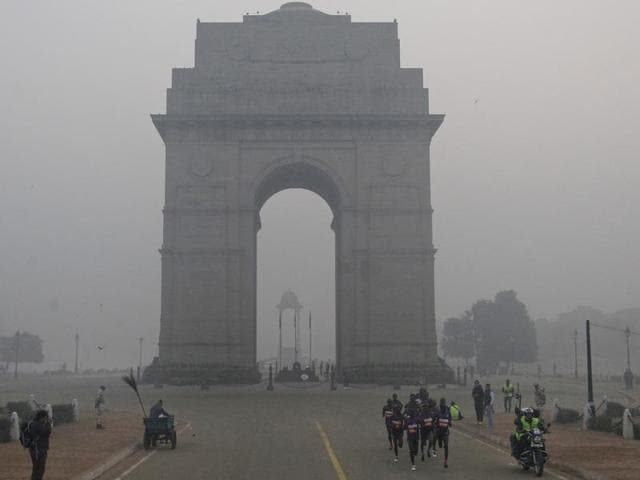 Joggers on a smoggy morning near India Gate in New Delhi on November 15, 2015.(AFP Photo) Joggers on a smoggy morning near India Gate in New Delhi on November 15, 2015.(AFP Photo)