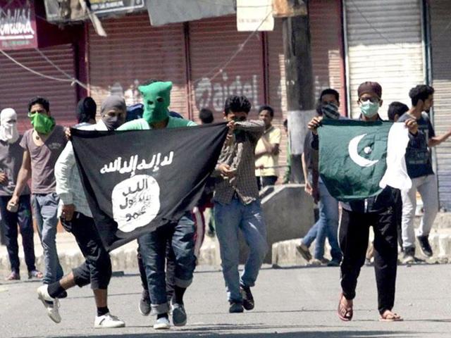 File photo of Kashmiri protesters displaying the flags of IS and Pakistan flag during a protest against the alleged desecration of Jamia Masjid by police in Srinagar, Jammu-Kashmir. Experts at the HTLS 2015 said on Friday that India is not immediately vulnerable to threat from the militant organisation. File photo of Kashmiri protesters displaying the flags of IS and Pakistan flag during a protest against the alleged desecration of Jamia Masjid by police in Srinagar, Jammu-Kashmir. Experts at the HTLS 2015 said on Friday that India is not immediately vulnerable to threat from the militant organisation.