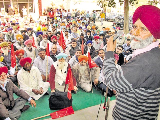 Pea farmers protesting against the state government in Nawanshahr on Friday. (HT Photo) Pea farmers protesting against the state government in Nawanshahr on Friday. (HT Photo)