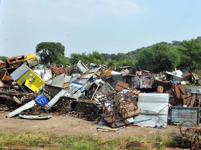 Seized pushcarts and kiosks lying dumped at Devguradia trenching ground in Indore. (Shankar Mourya/HT photo) Seized pushcarts and kiosks lying dumped at Devguradia trenching ground in Indore. (Shankar Mourya/HT photo)