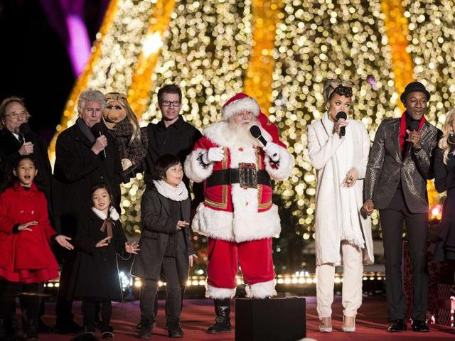 US President Barack Obama and the First Family join performers to sing Christmas songs on the Ellipse of the National Mall in Washington, DC. (AFP)