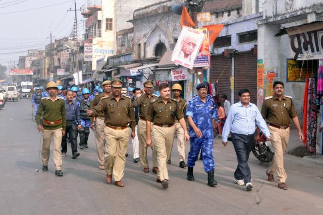 Police and paramilitary troopers conduct a route march in Ayodhya. (HT Photo)