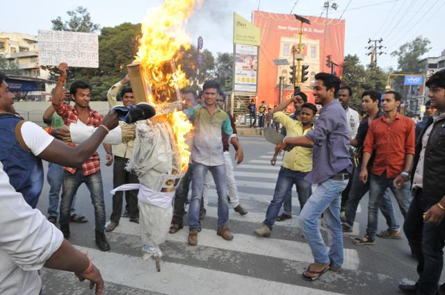 Hindu activists burn an effigy of actor Aamir Khan in Indore. (Hindustan Times)