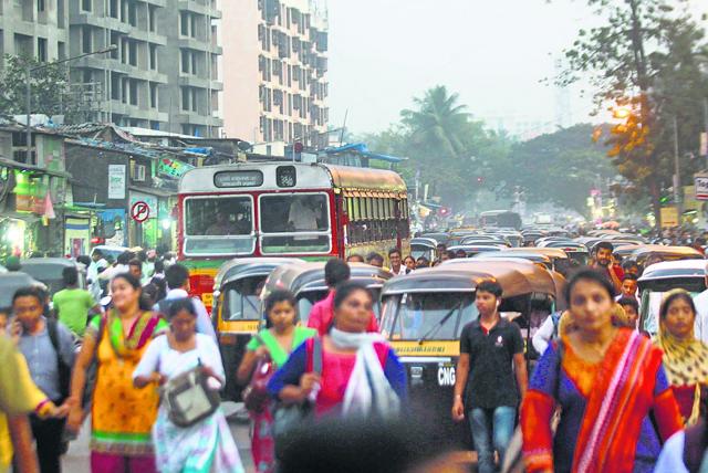 The chaotic traffic situation around Kurla station needs to be managed by the authorities.(Kunal Patil/HT)