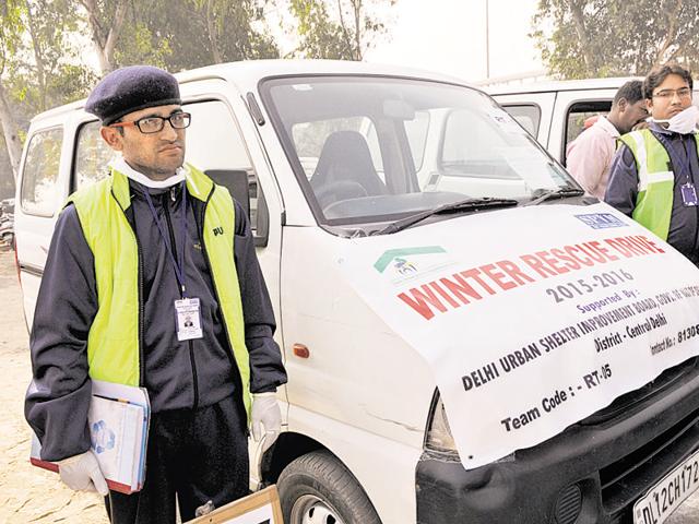 The DUSIB has formed 23 rescue teams, armed with vehicles and manpower, to rescue homeless people.(Saumya Khandelwal/HT photo)