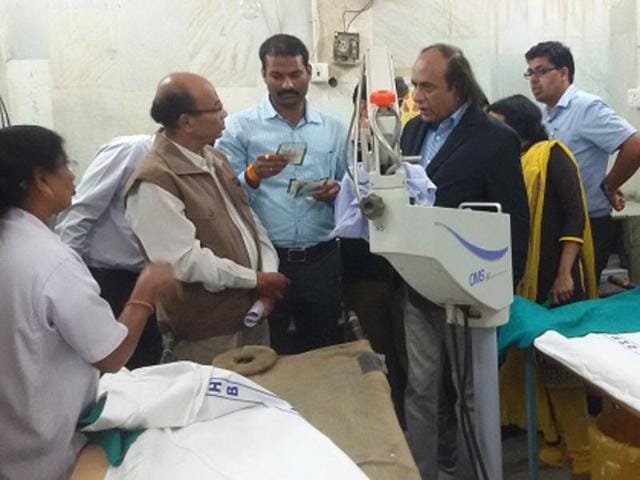 The team of doctors from Indore at the Barwani district hospital to investigate the botched-up cataract operations. (HT photo) The team of doctors from Indore at the Barwani district hospital to investigate the botched-up cataract operations. (HT photo)