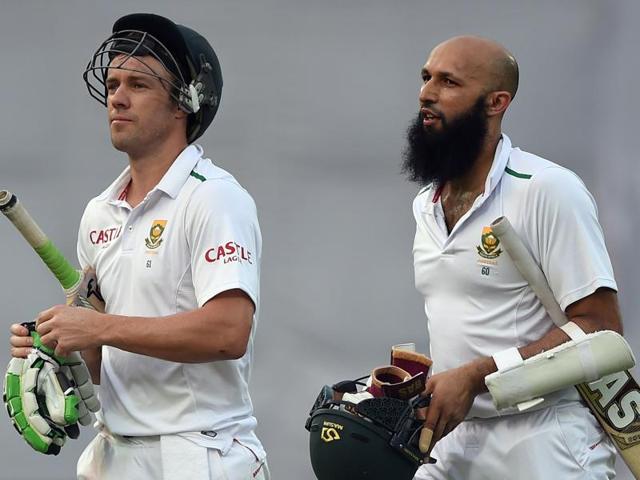 South Africa's captain Hashim Amla (R) and AB de Villiers walk off the field at close of play on the fourth day of the fourth Test match between India and South Africa at the Feroz Shah Kotla stadium in New Delhi on December 6, 2015. (AFP Photo) South Africa's captain Hashim Amla (R) and AB de Villiers walk off the field at close of play on the fourth day of the fourth Test match between India and South Africa at the Feroz Shah Kotla stadium in New Delhi on December 6, 2015. (AFP Photo)