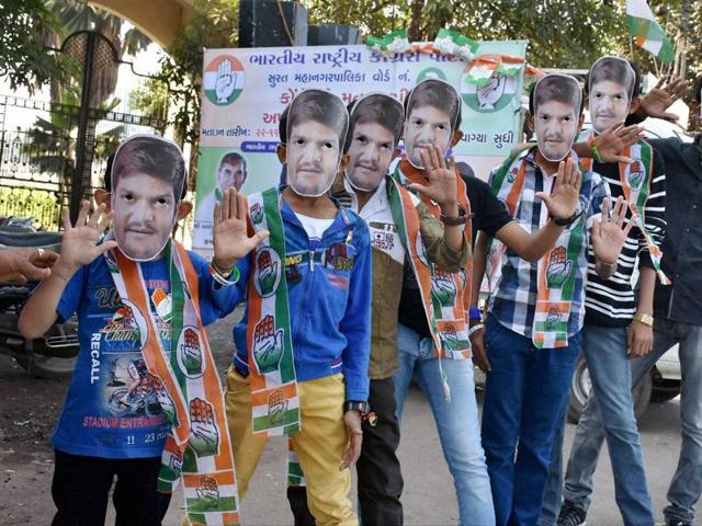 Youngsters wearing masks of PAAS convener Hardik Patel during a Congress campaign for Surat municipal corporation elections.(PTI file photo)