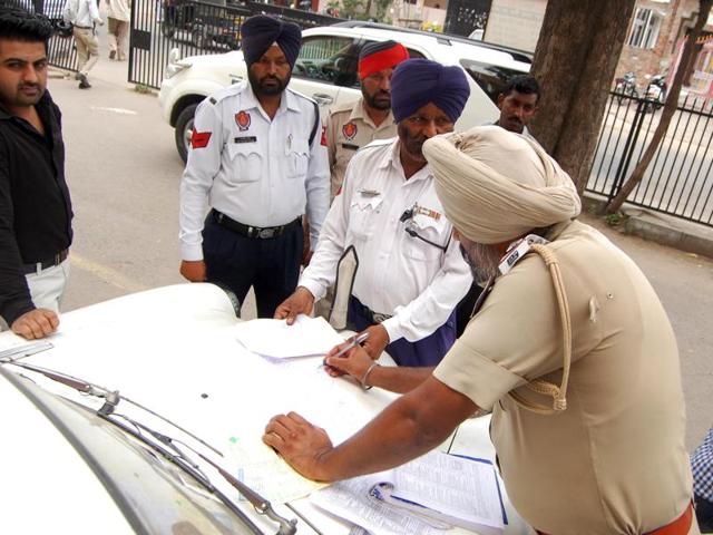 Police set up checkpoints frequently to curb violations.(HT Photo)