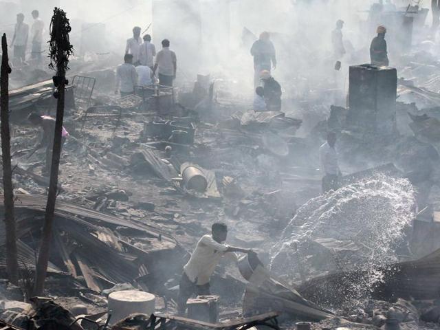 Nearly 1,000 shanties were also gutted in the fire that engulfed the slums in Damu Nagar near Akurli road.(Pratham Gokhale/HT Photo)