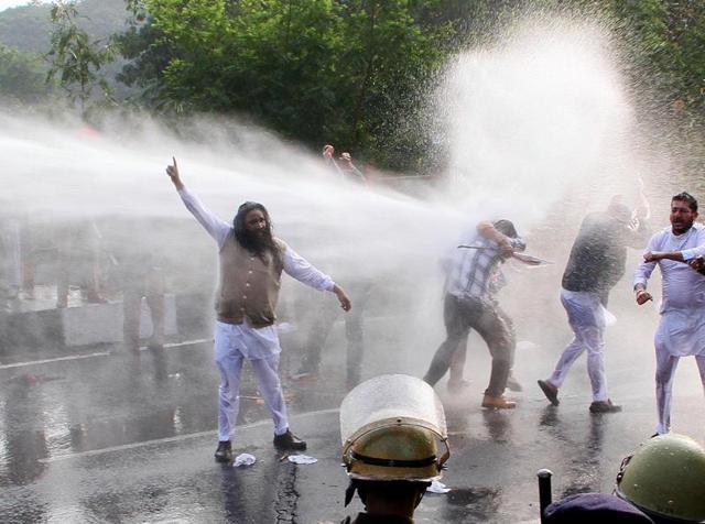 Police used water cannons to disperse Aam Aadmi Party activists during a protest march on the Chandigarh-SAS Nagar border on Sunday.(HT Photo)