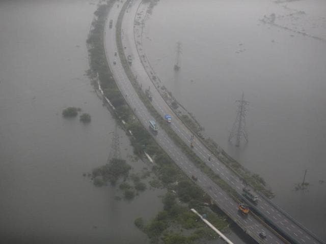 Traffic slowly begins to pick up in parts of the city which are still submerged. (REUTERS Photo)