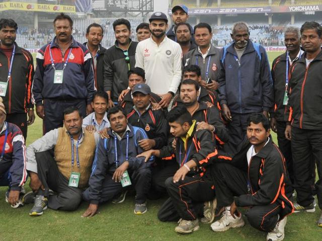 Skipper Virat Kohli poses with ground staff after winning the India vs South Africa last Test match of the series, at Feroz Shah Kotla ground, in New Delhi. (Vipin Kumar/HT Photo) Skipper Virat Kohli poses with ground staff after winning the India vs South Africa last Test match of the series, at Feroz Shah Kotla ground, in New Delhi. (Vipin Kumar/HT Photo)