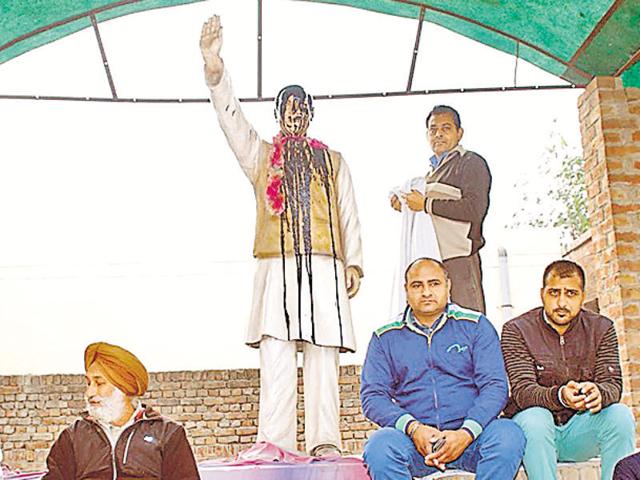 The defaced the statue of former Prime Minister Rajiv Gandhi in Moga. (HT Photo) The defaced the statue of former Prime Minister Rajiv Gandhi in Moga. (HT Photo)