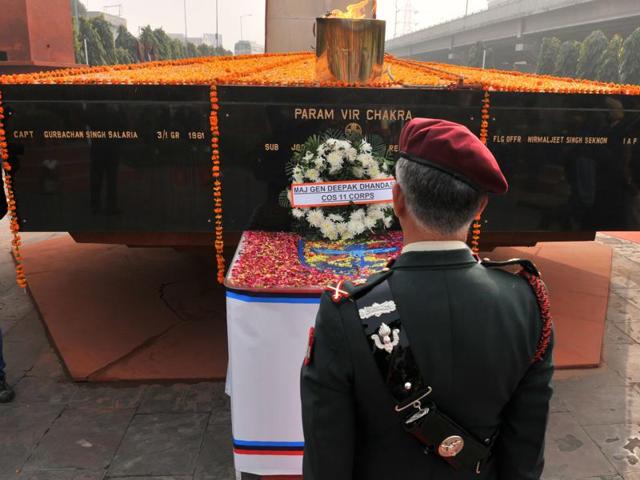 11 Corps Chief Major General Deepak Dhanda paying floral tributes to the gallant officers who laid their lives defending the integrity of the nation. (Pardeep Pandit/HT Photo)