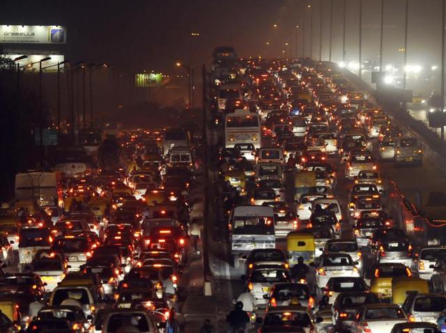 Delhi has a car population of around 2.8 million and according to a four-year-old census, a quarter of its workforce goes to work using private vehicles.(HT File Photo)