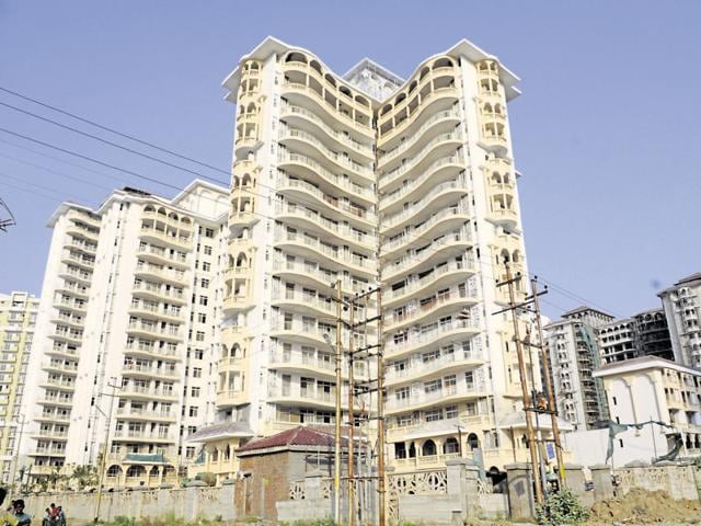 A highrise tower near Noida Expressway, in Noida, India. Homebuyers are still waiting for demand for homes to pick up in the area(Sunil ghosh)