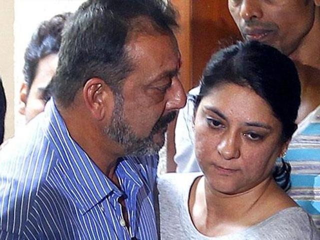 Sanjay Dutt with sister Priya Dutt as he heads off for Yerawada jail.(HT Photo)