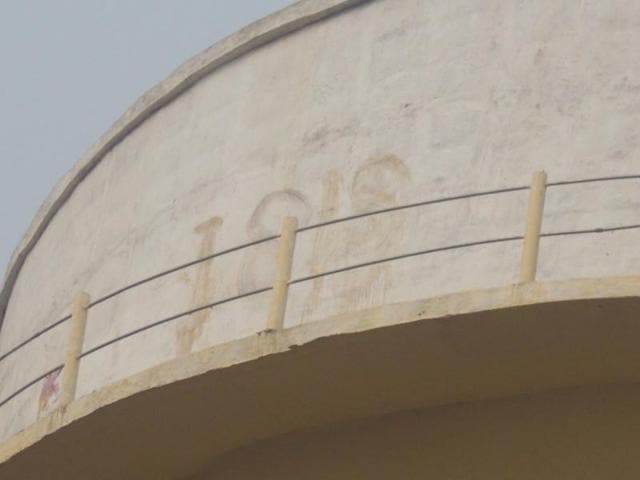 In August, the message ‘ISIS coming soon’ was found scribbled by a coal piece on a water tank in the busy Phulapti market in Agra. Now, a message ‘ISIS’ has been spotted atop another water tank in Gonda.(HT photo)