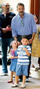Sanjay Dutt with wife Manyata and kids before leaving for Yerawada Jail after the end of his two weeks’ furlough by the state prison authorities in Mumbai on January 8, 2015. (HT Photo)