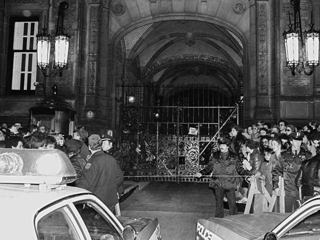 A crowd outside the Dakota apartment building after John Lennon, who lived there, was shot hours earlier in front of the building when returning home on the evening of December 8. (AP)