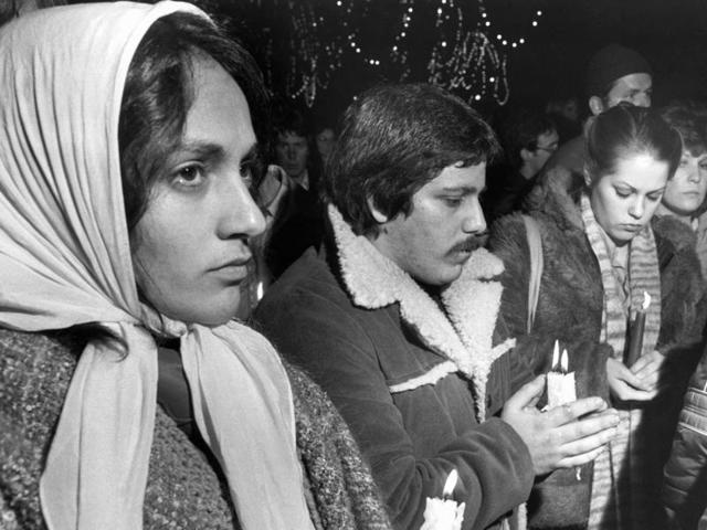 Fans holding a candle-light vigil on Boston Common in Boston on December 10, 1980. (AP)