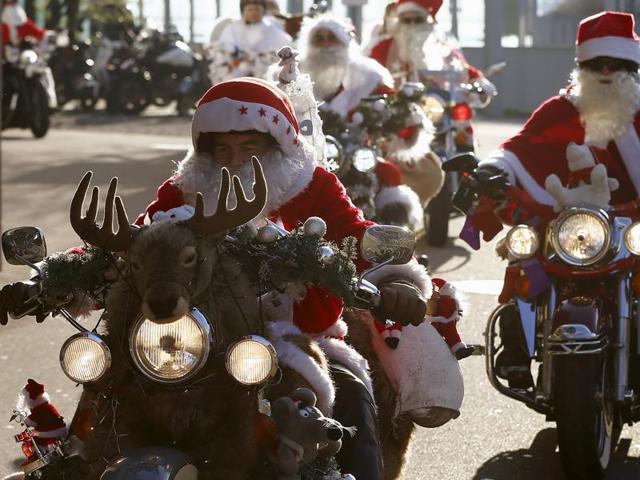 Harley Davidson bikers dressed as Santa Claus take part in a charity ride in Zurich, Switzerland December 6, 2015. (REUTERS) Harley Davidson bikers dressed as Santa Claus take part in a charity ride in Zurich, Switzerland December 6, 2015. (REUTERS)