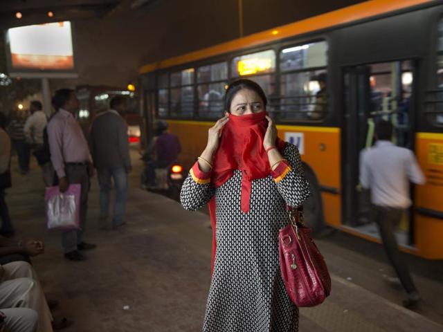 Joggers exercise on a smoggy morning near the India Gate in New Delhi.(AFP Photo)