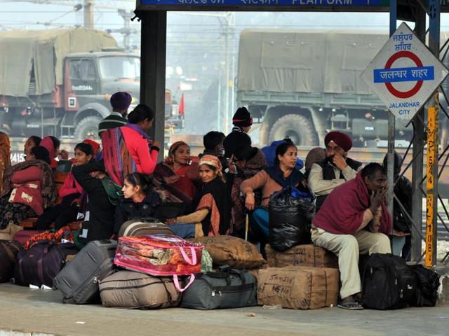 Passengers stranded at the Jalandhar train station as trains run late due to fog. (Pardeep Pandit/HT Photo)