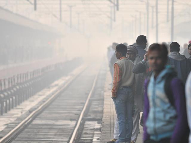 Fog threw the railway schedule into haywire as visibility in teh area was affected. (Pardeep Pandit/HT Photo)