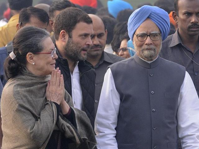 Congress President Sonia Gandhi with former prime minister Manmohan Singh. The government is reviewing a UPA decision to cancel the allotment of land to 29 religious, social and cultural organisations affiliated to the RSS.(Sonu Mehta/HT File Photo) Congress President Sonia Gandhi with former prime minister Manmohan Singh. The government is reviewing a UPA decision to cancel the allotment of land to 29 religious, social and cultural organisations affiliated to the RSS.(Sonu Mehta/HT File Photo)